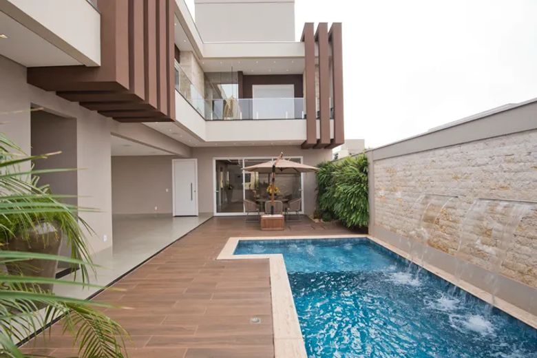 Fachada de residência de alto padrão com piscina, projeto de arquitetura em Amambai MS