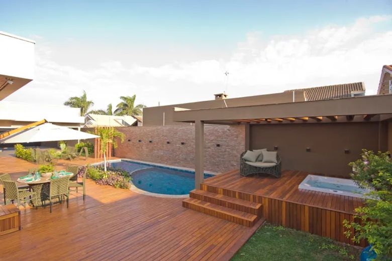 Área externa com piscina de residência de alto padrão, projeto de arquitetura em Amambai MS