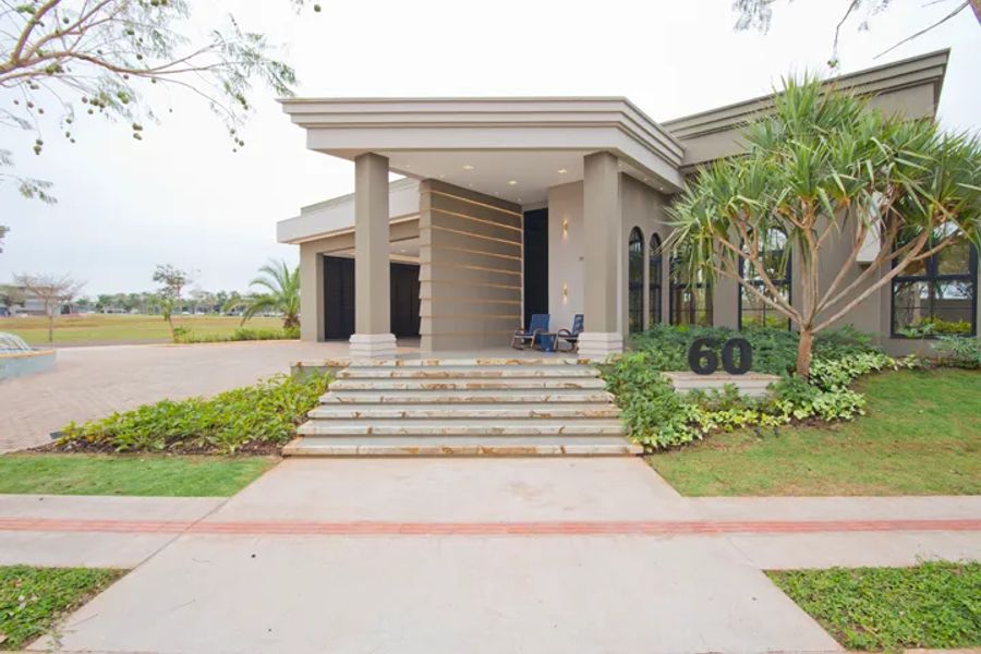 Escritório de arquitetura em Amambai MS: fachada de residência de alto padrão por Juliana Saraiva