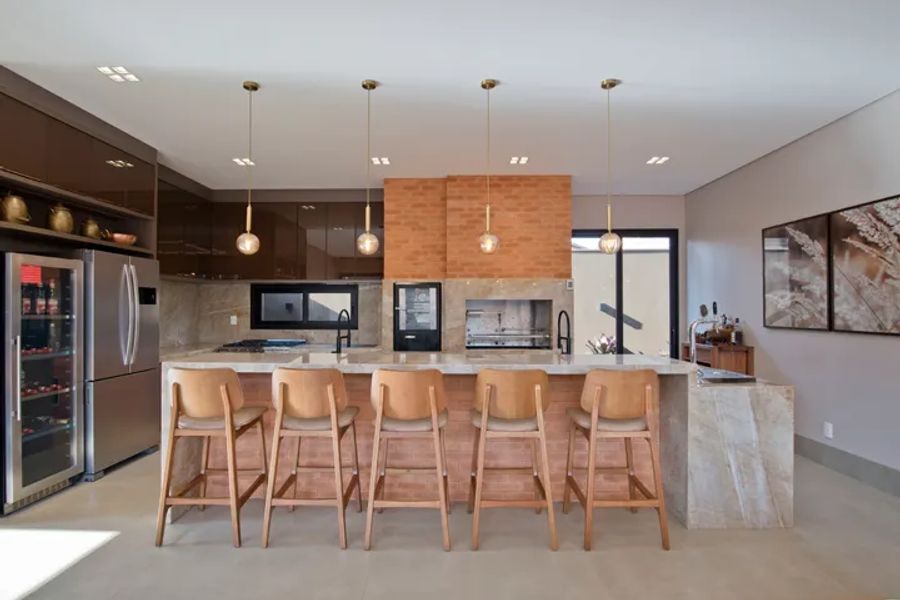 Projeto de arquitetura em Amambai MS: cozinha gourmet de residência de alto padrão por Juliana Saraiva